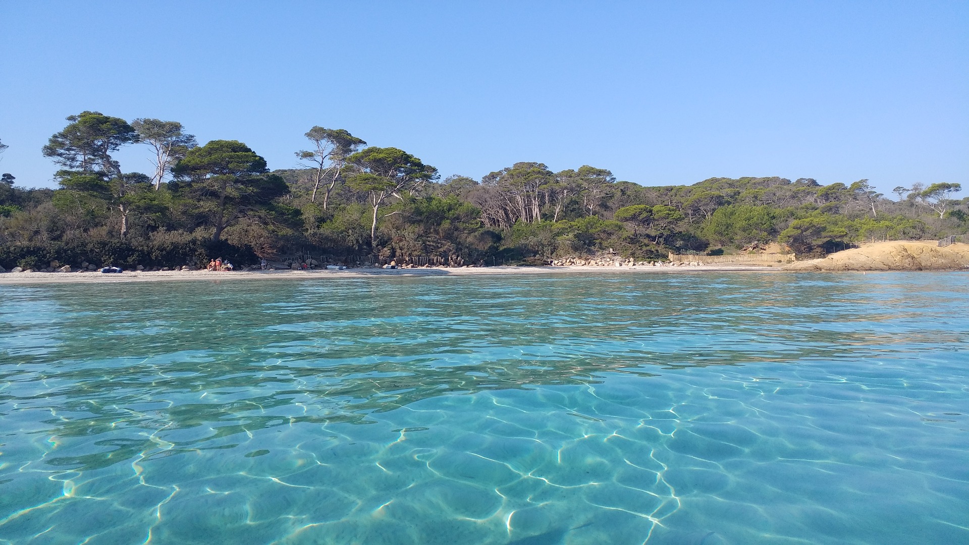 L’île de Porquerolle : un joyau de la Méditerranée  Si vous cherchez un camping avec piscine, le Site de Gorge Vent vous conviendra 